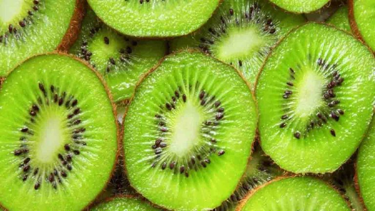 Benefits of Kiwi : किवी खाल्ल्यामुळे बद्धकोष्ठतेची समस्या होईल दूर… जाणून घ्या आरोग्यदायी फायदे 3 Benefits of Kiwi
