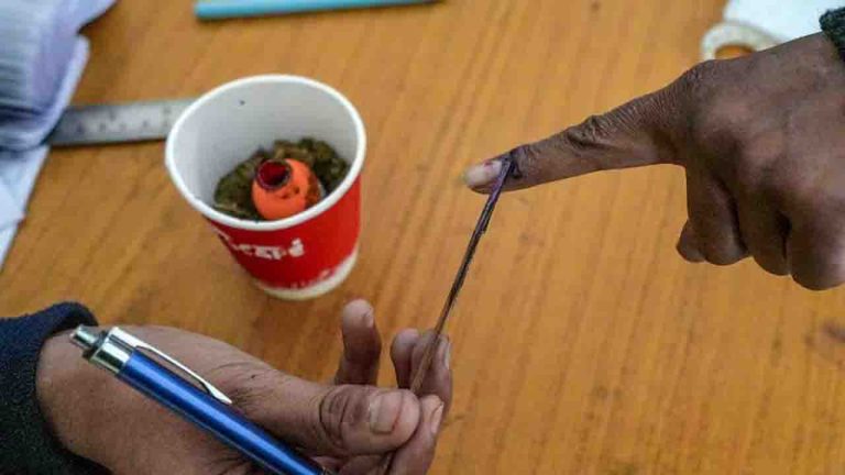 Maharashtra: २३ नगरपरिषदांमध्ये मतदान सुरू, महायुती आणि महाविकास आघाडीमध्ये चुरशीची लढत.
