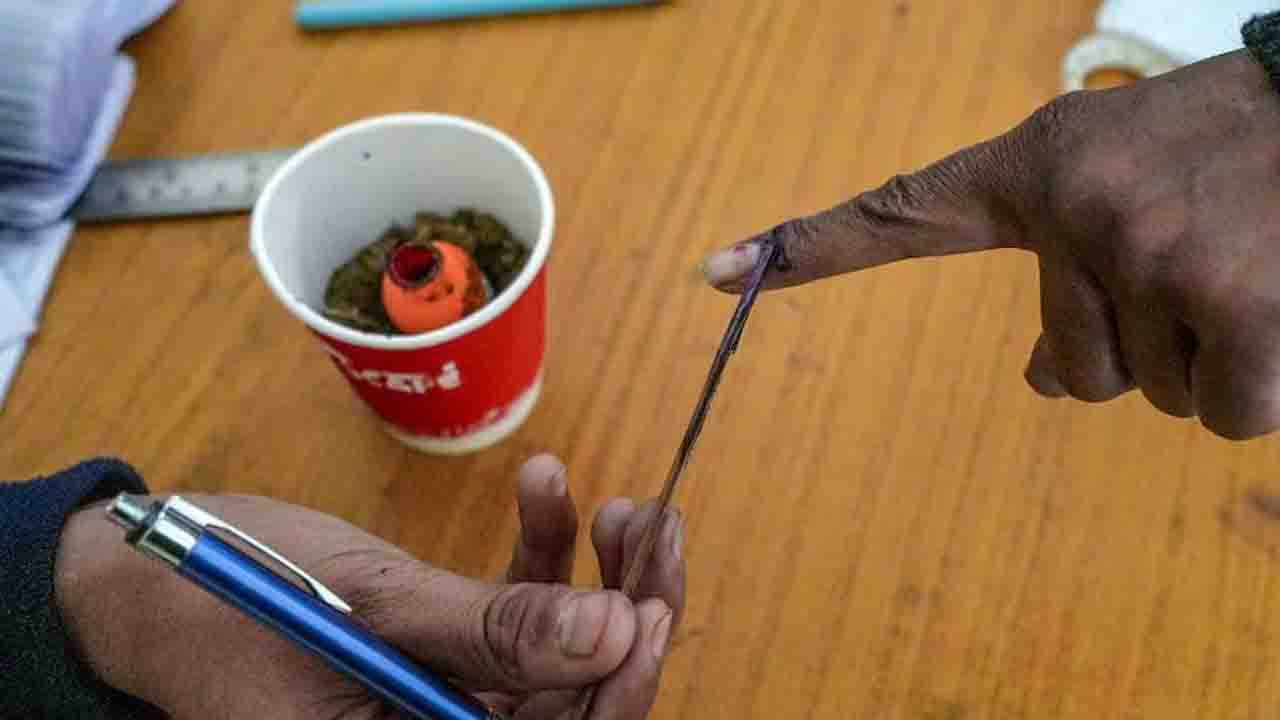 Home 1 Maharashtra: २३ नगरपरिषदांमध्ये मतदान सुरू, महायुती आणि महाविकास आघाडीमध्ये चुरशीची लढत.