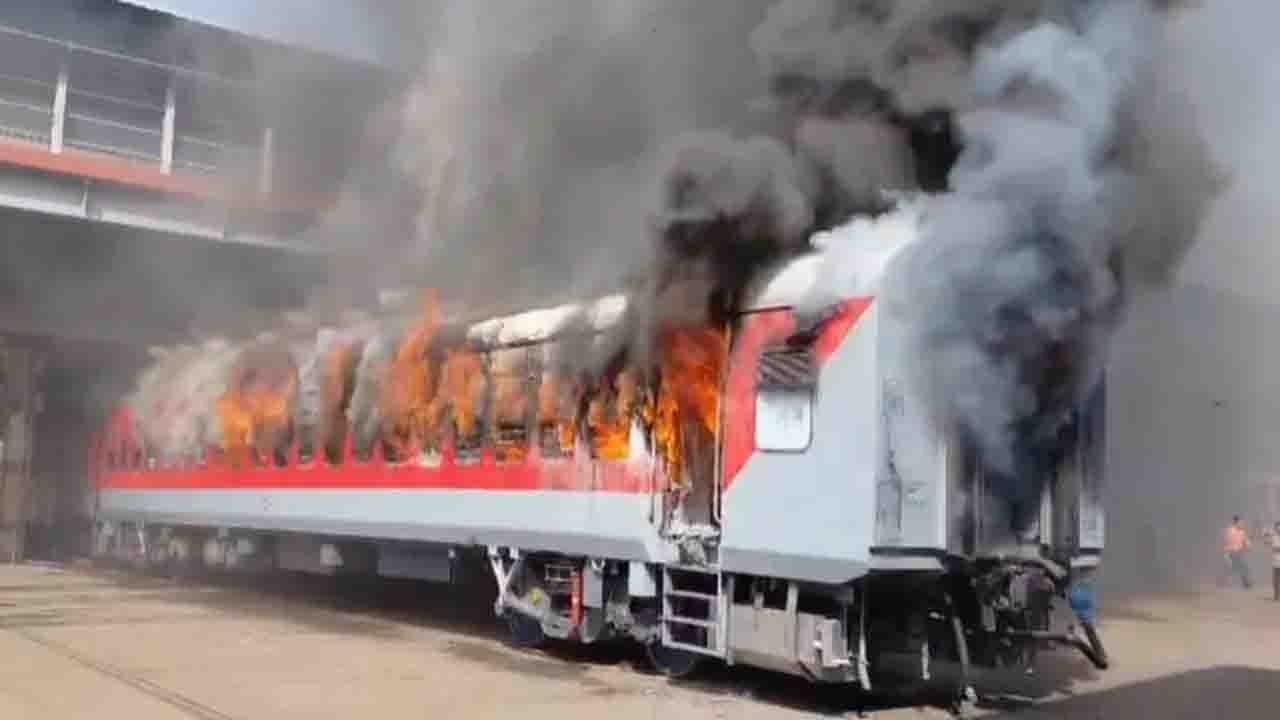 Mumbai News: माटुंगा कारशेडमध्ये स्लीपर कोचला भीषण आग; वेल्डिंगच्या ठिणगीमुळे ७०% डबा जळून खाक, मोठी दुर्घटना टळली